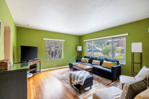 Cozy 2BR Home Near UNR with Large Deck & Parking